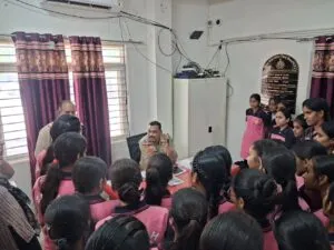 निजी स्कूल के विद्यार्थियों ने किया रतनगढ़ थाना भ्रमण, थाना प्रभारी ने दी पुलिस कार्यप्रणाली की जानकारी 2 निजी स्कूल के विद्यार्थियों ने किया रतनगढ़ थाना भ्रमण, थाना प्रभारी ने दी पुलिस कार्यप्रणाली की जानकारी