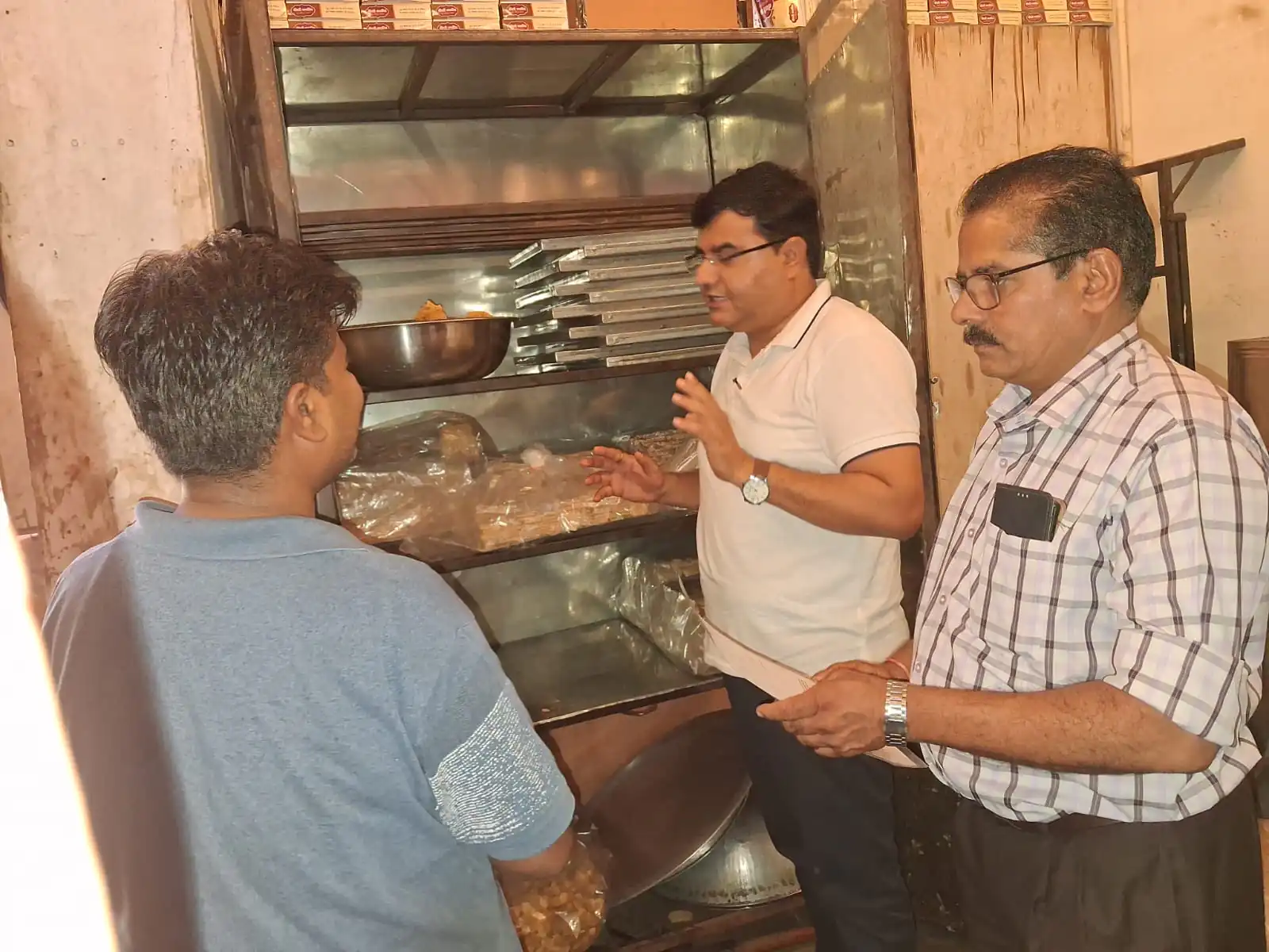 रामपुरा में खाद्य एवं औषधि प्रशासन की कार्यवाही स्याही लगे कागज (अखबार) में खाद्य विक्रय,भंडारण नहीं करने के निर्देश दिए खाद्य पदार्थों के16 नमूने लिए