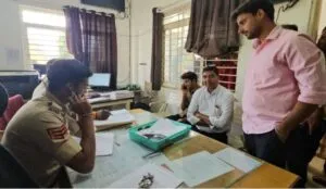 बघाना थाना क्षेत्र में सरपंच की गुंडागर्दी से सनसनी, उद्योगपति अनिल नाहटा के बेटे पर पर जानलेवा हमला, NDPS एक्ट का फरार आरोपी भी है विक्रम सिंह 2 बघाना थाना क्षेत्र में सरपंच की गुंडागर्दी से सनसनी, उद्योगपति अनिल नाहटा के बेटे पर पर जानलेवा हमला, NDPS एक्ट का फरार आरोपी भी है विक्रम सिंह