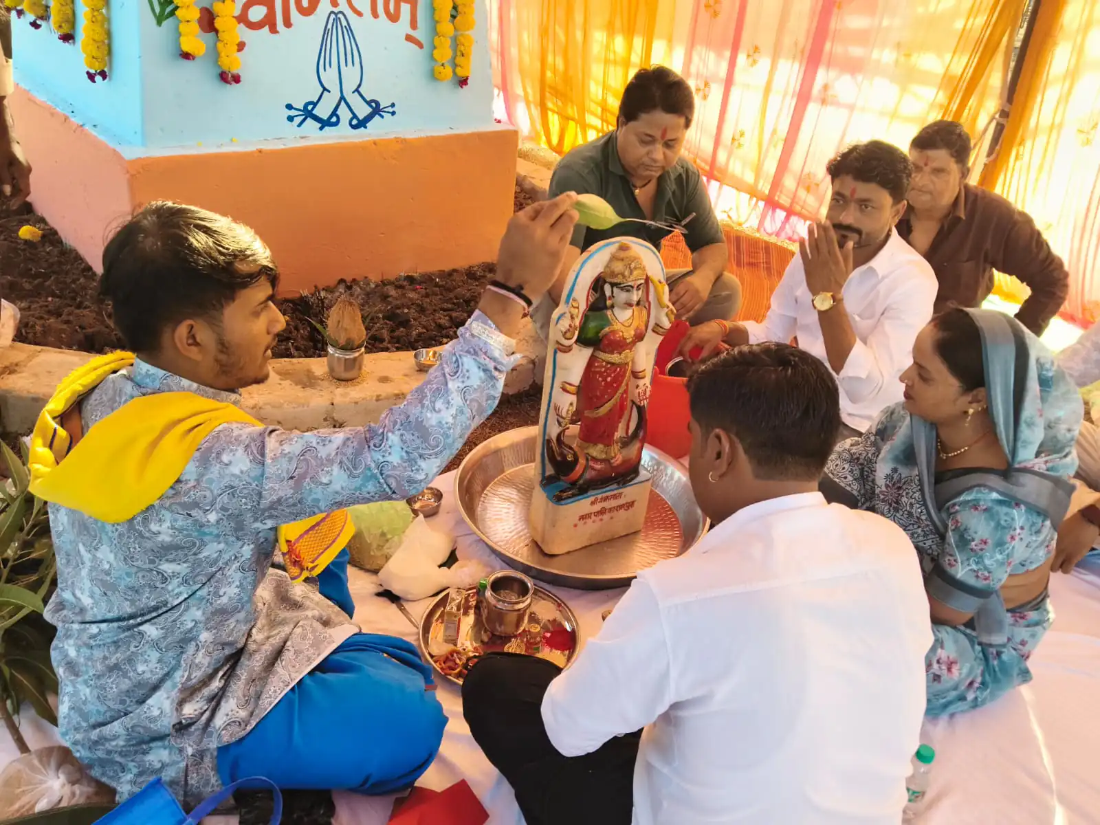 जडेलिया भैरू की पूजा अर्चना के साथ हुआ गंगा माता मेले का शुभारंभ गंगा माता के प्रतिमा को मेला प्रांगण में किया विराजित जडेलिया भैरू की पूजा अर्चना के साथ हुआ गंगा माता मेले का शुभारंभ गंगा माता के प्रतिमा को मेला प्रांगण में किया विराजित