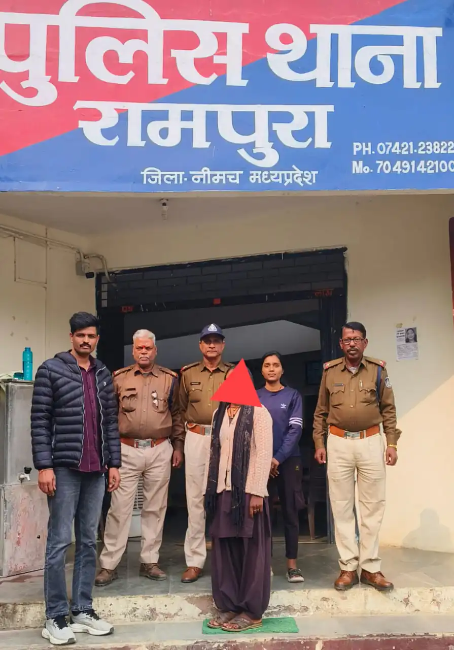पुलिस थाना रामपुरा को मिली बडी सफलता “” ऑपरेशन मुस्कान के अंतर्गत थाना रामपुरा पुलिस द्वारा विगत 05 माह से लापता एक गुमशुदा महिला को अपने परिवार से मिलाया।