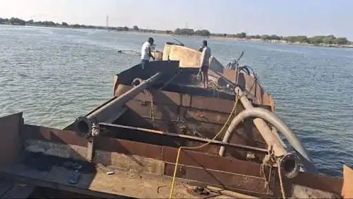 जिला प्रशासन ने की बडी कार्यवाही डूब क्षेत्र से अवैध रैती उत्‍खनन करते पांच बडी एवं 3 छोटी नावे जप्‍त…!!*