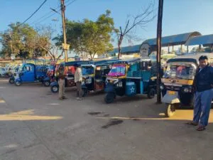 यातायात नियम मानने वालों को फूलों से सम्मान, नियम तोड़ने वालों पर सख्ती