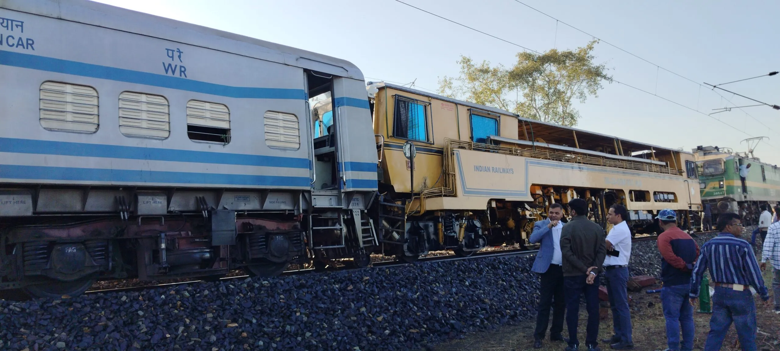 नीमच में रेल हादसा: ट्रैक मशीन को टावर वेगन ने मारी टक्कर, बड़ा हादसा टला