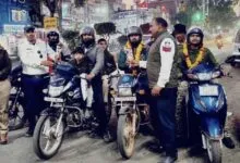 यातायात नियम मानने वालों को फूलों से सम्मान, नियम तोड़ने वालों पर सख्ती