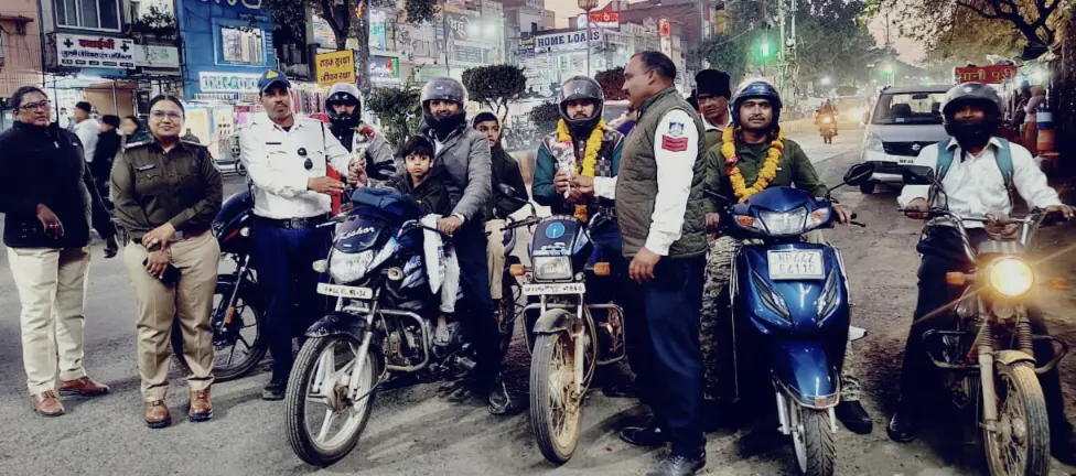 यातायात नियम मानने वालों को फूलों से सम्मान, नियम तोड़ने वालों पर सख्ती