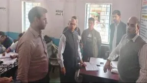 प्रशासन गांव की ओर अभियान - एडीएम ने ग्राम दारू में विशेष राजस्व शिविर का किया निरीक्षण 1 प्रशासन गांव की ओर अभियान - एडीएम ने ग्राम दारू में विशेष राजस्व शिविर का किया निरीक्षण