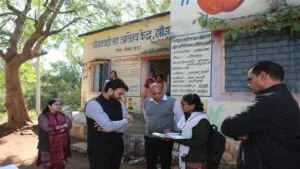 कलेक्‍टर ने झांझरवाड़ा में किसानों की फार्मर रजिस्‍ट्री एवं ई-केवायसी कार्य का लिया जायजा