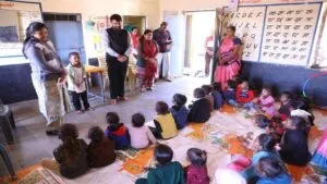 हमारी आंगनवाडी पोषण भी पढ़ाई भी अभियान के तहत कलेक्टर श्री चंद्रा ने झांझरवाडा की आंगनवाडी में बच्चों के बीच बैठकर उन्हें पढाया अर्ली चाईल्ड केयर इज्यूकेशन का लिया जायजा 1 हमारी आंगनवाडी पोषण भी पढ़ाई भी अभियान के तहत कलेक्टर श्री चंद्रा ने झांझरवाडा की आंगनवाडी में बच्चों के बीच बैठकर उन्हें पढाया अर्ली चाईल्ड केयर इज्यूकेशन का लिया जायजा