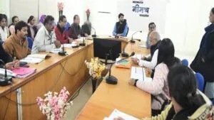 c को चिन्हित कर, निरंतर फालोअप करें-श्री चंद्रा प्रसव की संभावित तिथि के पूर्व गर्भवती महिला को बर्थ वेंटिंग रूम में भर्ती कराएं