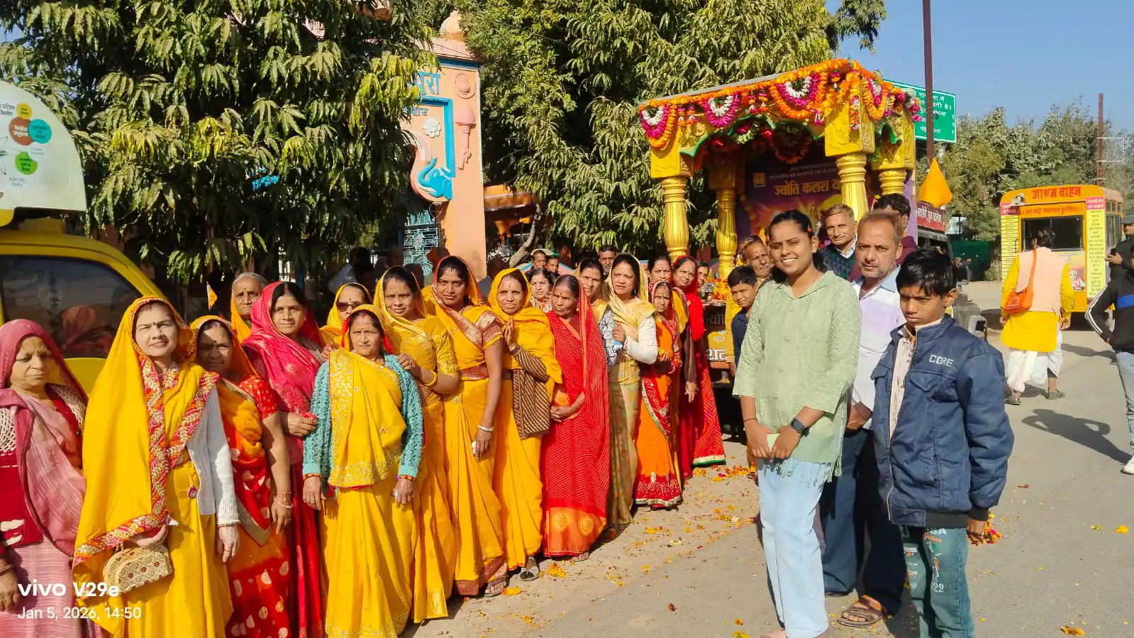 अखंड ज्योति कलश यात्रा का नगर में हुआ मंगल प्रवेश नगर वासियों ने पुष्प वर्षा कर किया स्वागत