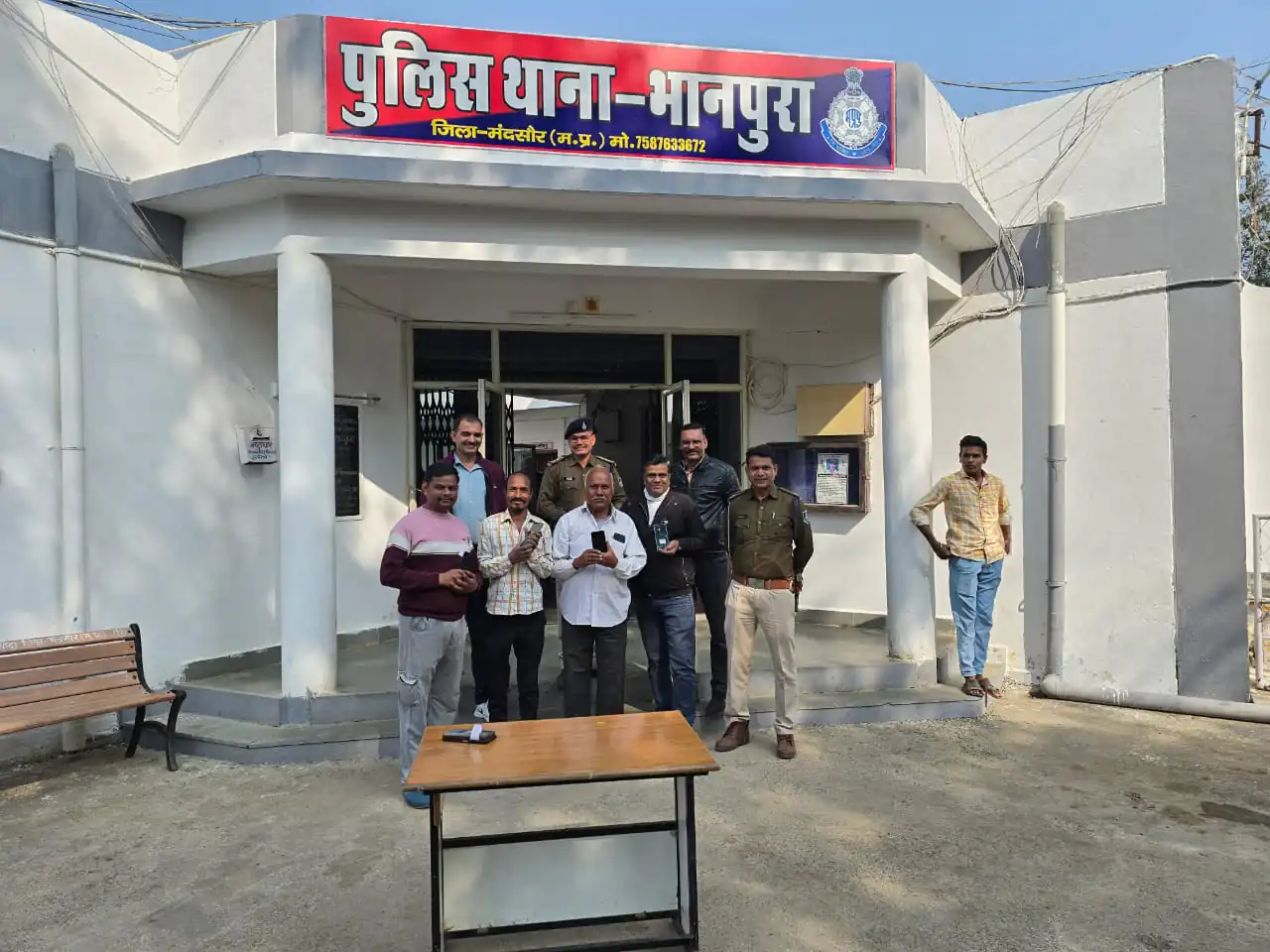 पुलिस थाना भानपुरा द्वारा गुम मोबाइल फोन वापस लौटाए