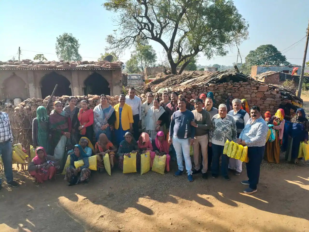 जैन श्वेताम्बर सोशल ग्रुप भानपुरा द्वारा भीषण सर्दी में पात्र 125 परिवारों को कंबल वितरण