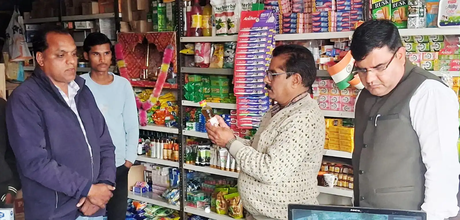 प्रशासन की टीम ने कुकडेश्वर में की कार्यवाही- 4 फर्मों का आकस्मिक निरीक्षण कर लिए 6 नमूने