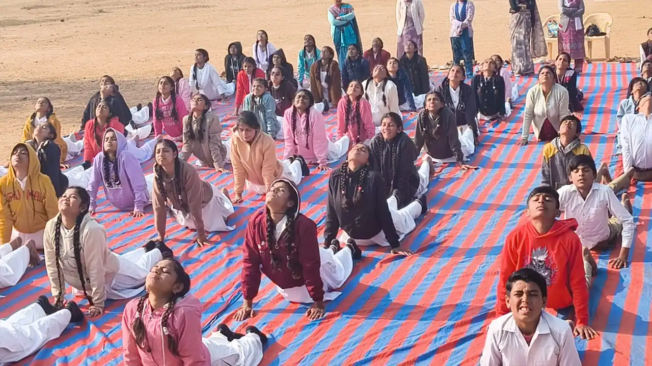 योग कार्यक्रम कि विविध गतिविधियों का प्रदर्शन व संचालन कर युवा महोत्सव मनाया गया