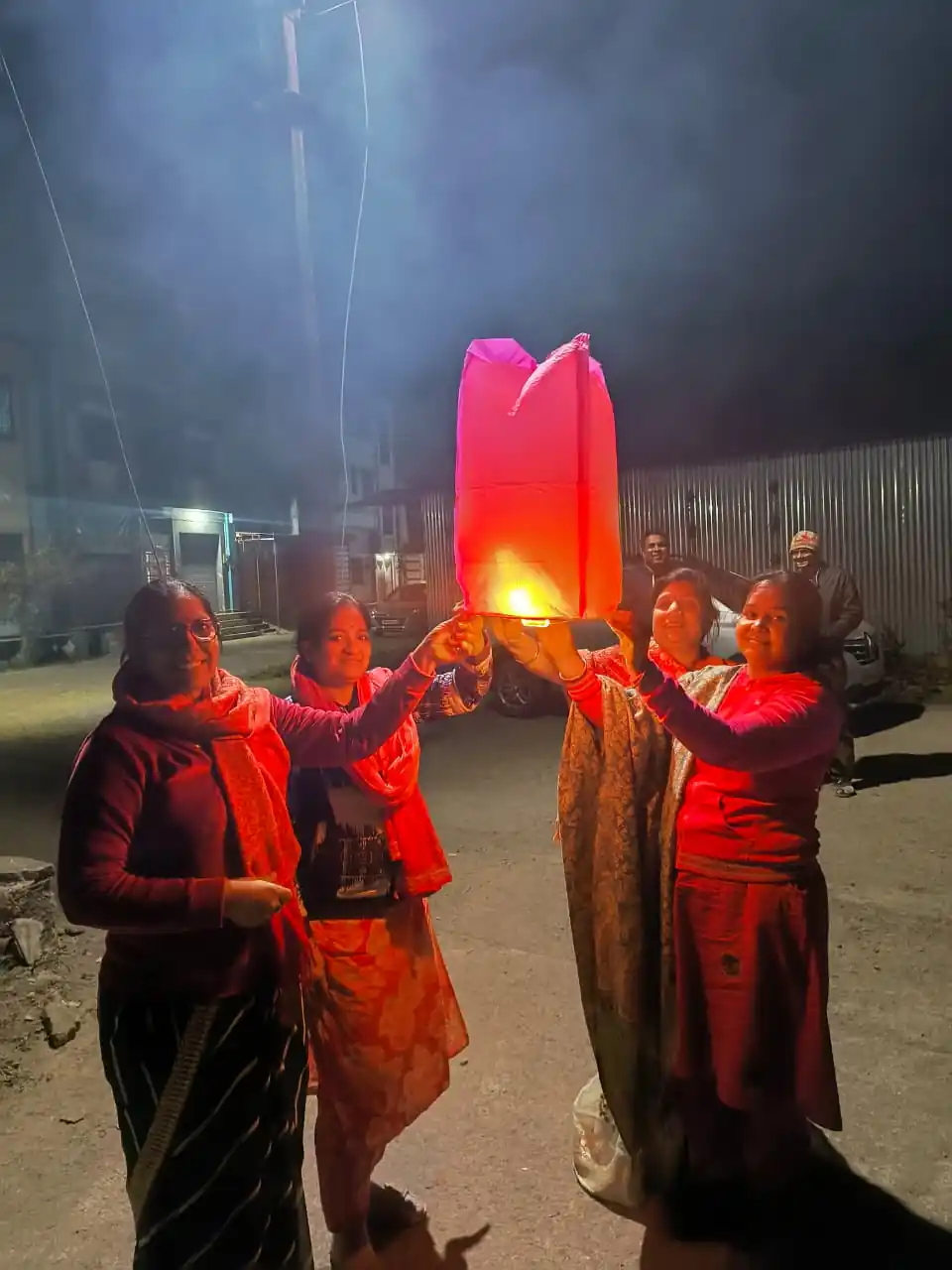 खूब उड़ी पतंगें खेले गिल्ली डंडे रात में उडाये विशिंग लेम्प