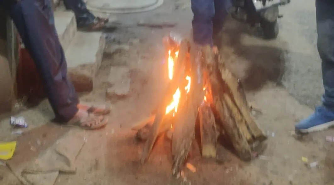 शीतलहर का प्रकोप जारी सार्वजनिक अलाव जलाने की प्रशासन से की दरकार