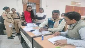 पीजी कॉलेज नीमच में विशेष शिविर संपन्न युवा मतदाताओं के भरवाए फॉर्म