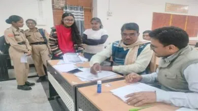 पीजी कॉलेज नीमच में विशेष शिविर संपन्न युवा मतदाताओं के भरवाए फॉर्म