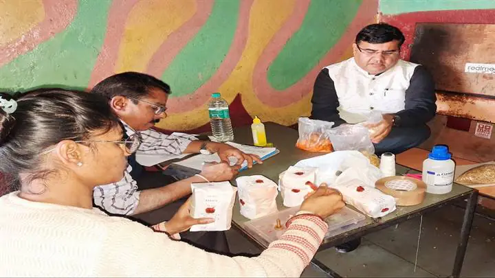 मनासा में खाद्य प्रतिष्ठानों का आकस्मिक निरीक्षण, 4 फर्मों से लिए गए 23 नमूने, कई पर नोटिस जारी,