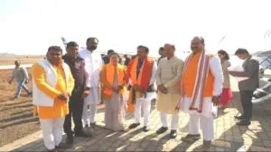 उप मुख्यमंत्री राजेंद्र शुक्ल का नीमच हवाई पट्टी पर आगमन, जनप्रतिनिधियों और प्रशासनिक अधिकारियों ने किया आत्मीय स्वागत 1 उप मुख्यमंत्री राजेंद्र शुक्ल का नीमच हवाई पट्टी पर आगमन, जनप्रतिनिधियों और प्रशासनिक अधिकारियों ने किया आत्मीय स्वागत