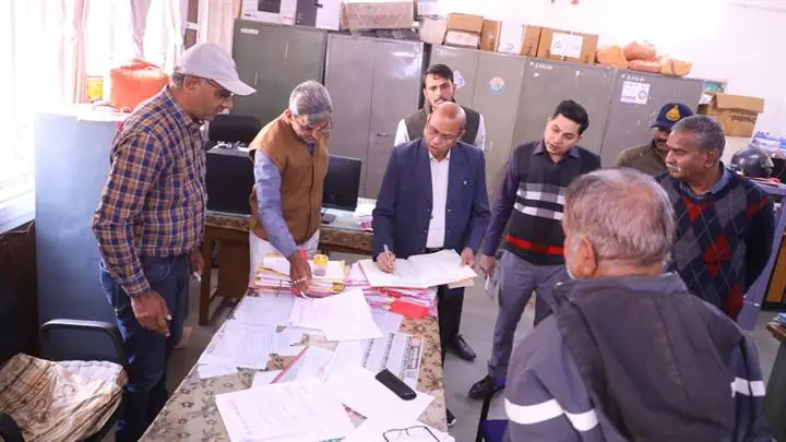 ए.डी.एम.श्री कलेश ने किया कलेक्‍टोरेट में विभिन्‍न विभागों के कार्यालयों का आकस्मिक निरीक्षण- 52 अधिकारी, कर्मचारी अनुपस्थित मिले कलेक्‍टर ने दिए अनुपस्थित 52 अधिकारी कर्मचारियों का एक दिन का वेतन काटने के निर्देश