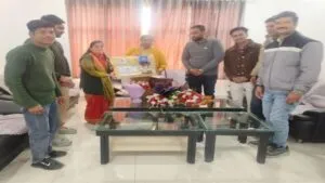 प्रभारी मंत्री सुश्री भूरिया को भेट की आई.ई.सी.कीट भेट