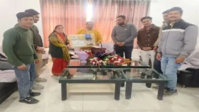 प्रभारी मंत्री सुश्री भूरिया को भेट की आई.ई.सी.कीट भेट