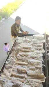 चौकी भैसोदामंडी थाना भानपुरा द्वारा अवैध शराब परिवहन पर कार्यवाही करते हुए दो अंतरर्राज्यि शराब तस्करो को टाटा आयशर ट्रक के त्रिपाल में स्कीम बनाकर 120 पेटी बल्क मात्रा में अवैध शराब ले जाते दबोचा