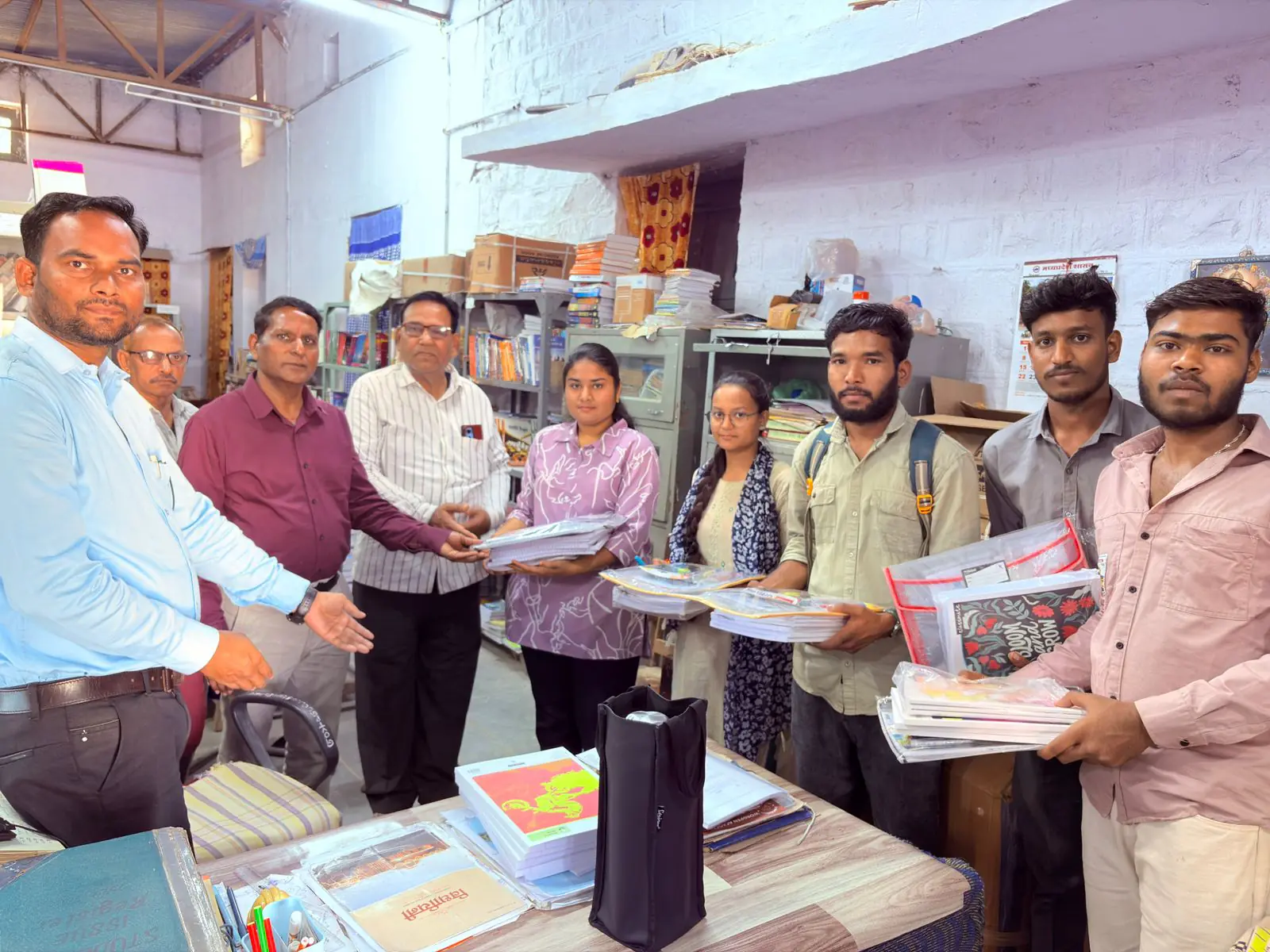 स्नातकोत्तर महाविद्यालय रामपुरा में SC और ST संवर्ग के विद्यार्थियों को नि:शुल्क लेखन सामग्री एवं पुस्तकें वितरण