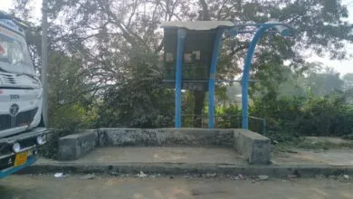 टोल वसूली जारी, यात्रियों की सुविधा बदहाल, केसरपुरा में प्रतीक्षालय खंडहर में तब्दील, सर्विस रोड पर खड़े हो रहे वाहन