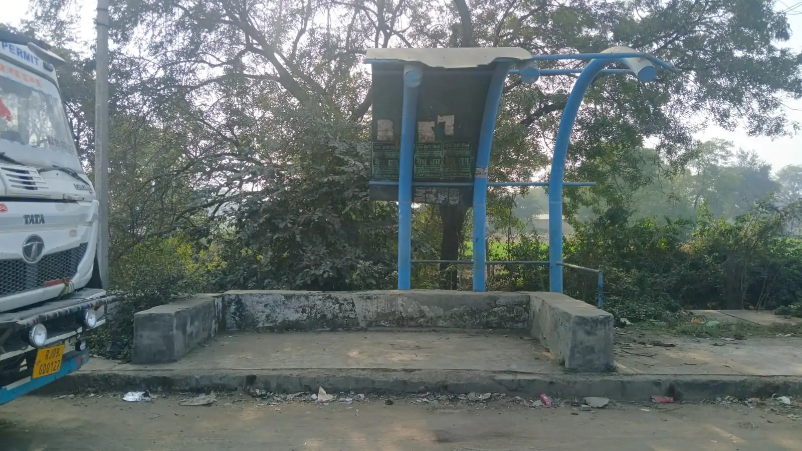 टोल वसूली जारी, यात्रियों की सुविधा बदहाल, केसरपुरा में प्रतीक्षालय खंडहर में तब्दील, सर्विस रोड पर खड़े हो रहे वाहन