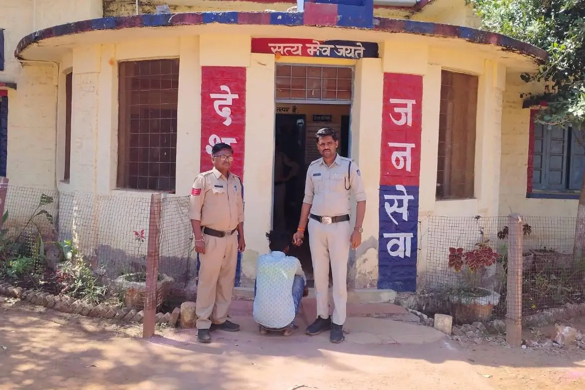 नशे के विरुद्ध थाना गांधीसागर पुलिस द्वारा की गई कार्यवाही आरोपी के कब्जे से 05.160 कि.ग्रा. अवैध मादक पदार्थ गांजा कुल कीमती 12500 रु का जप्त