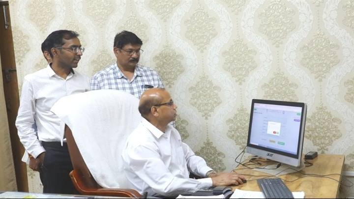 एडीएम श्री बी एस कलेश ने स्वयं भरा जनगणना फॉर्म