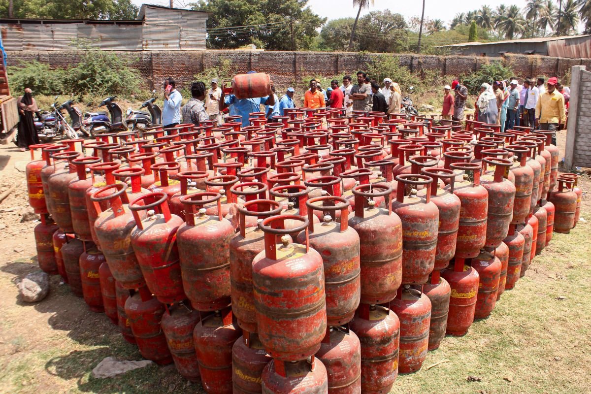 14.2 KG वाले LPG सिलेंडर को 10 KG में बदलने का क्या है सच? सरकार का बयान आया सामने