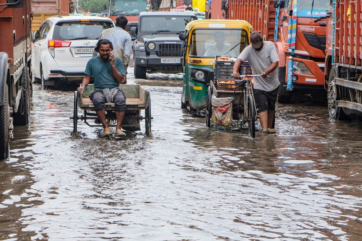 अगले 72 घंटों तक इन राज्यों में आंधी-बारिश का दौर, 70 किमी की रफ्तार से चलेंगी हवाएं